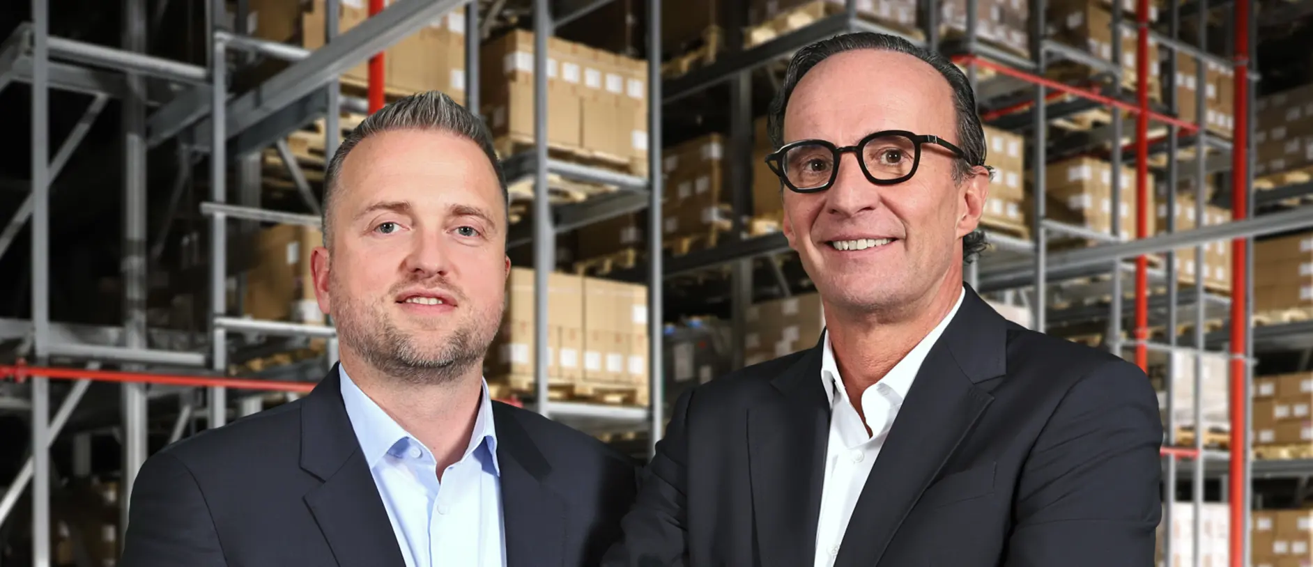 Geschäftsführer Axel Kaempfe und Erich Nobis in einem Hochregallager