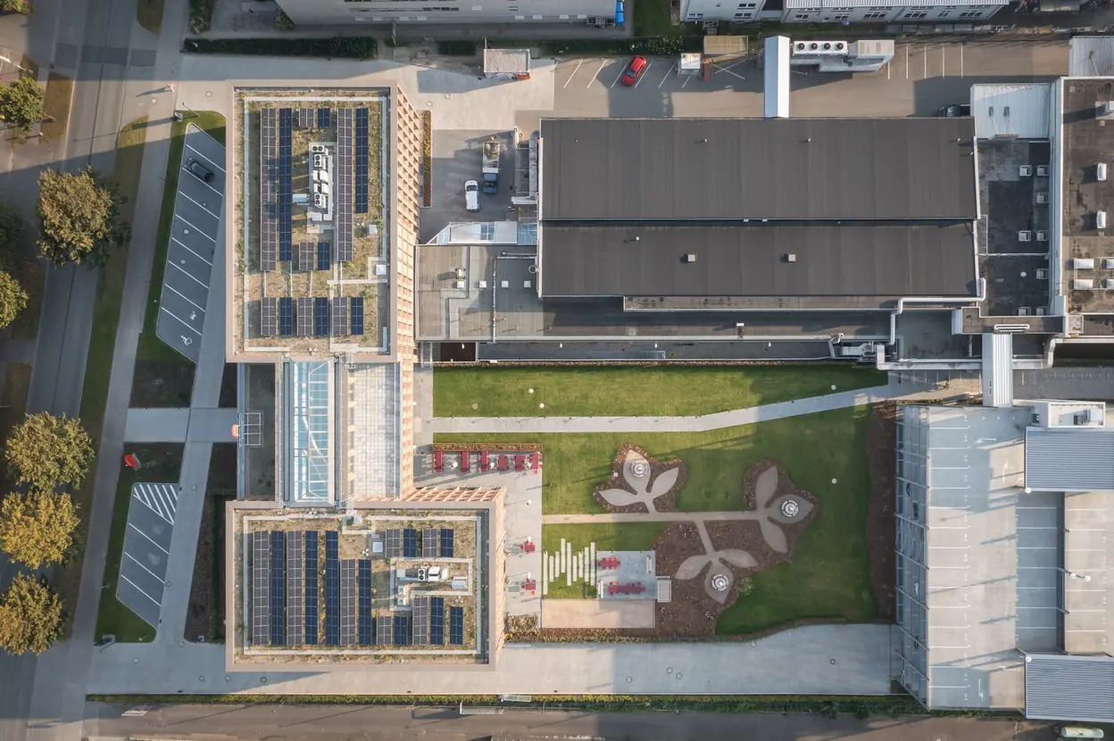 Aufnahme der Firmenzentrale mit Innenhof, Produktionsanlage und Parkhaus aus der Vogelperspektive.