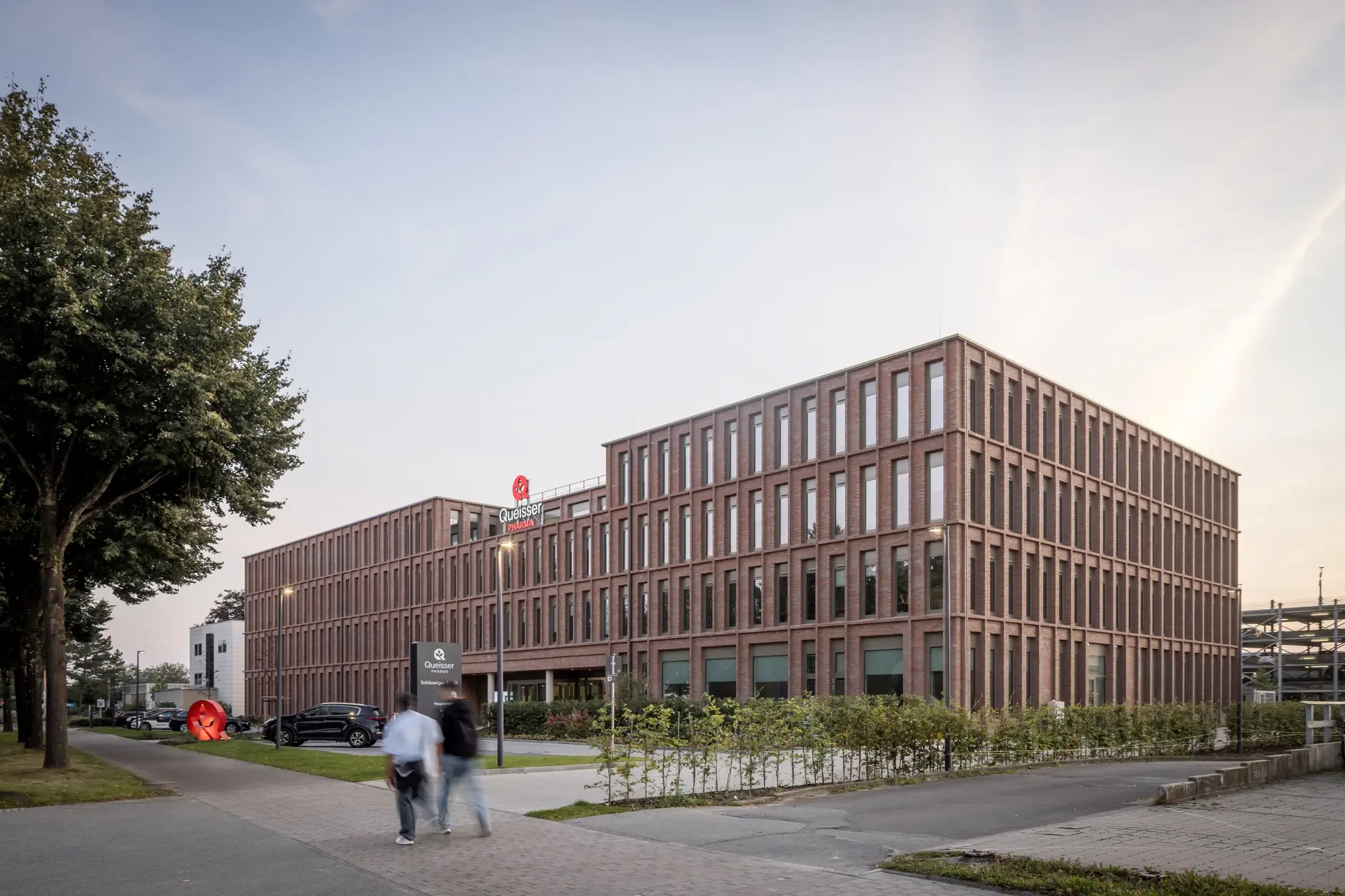 Vorderansicht des Queisser Campus Gebäudes