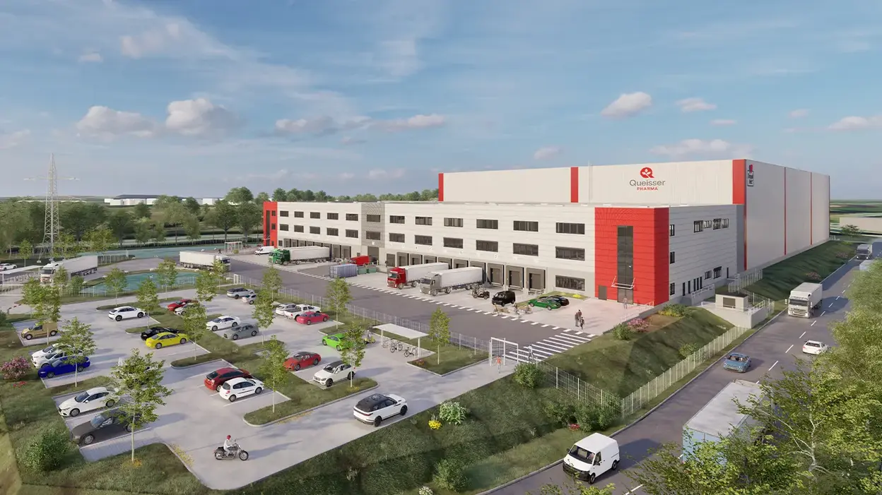 Visualisierung der Erweiterung des Queisser Pharma Logistikzentrums, mit großem Parkplatz, Ladezonen für LKWs und umliegender Begrünung.