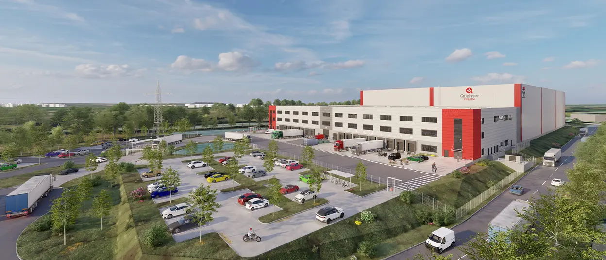 Visualisierung der Erweiterung des Queisser Pharma Logistikzentrums, mit großem Parkplatz, Ladezonen für LKWs und umliegender Begrünung.