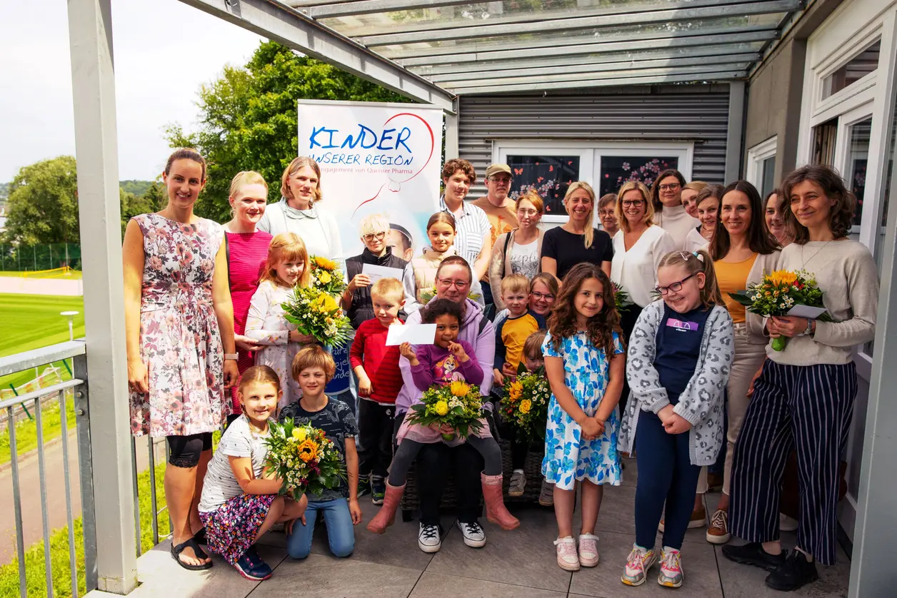 Gruppe von Kindern und Erwachsenen posiert für ein Foto
