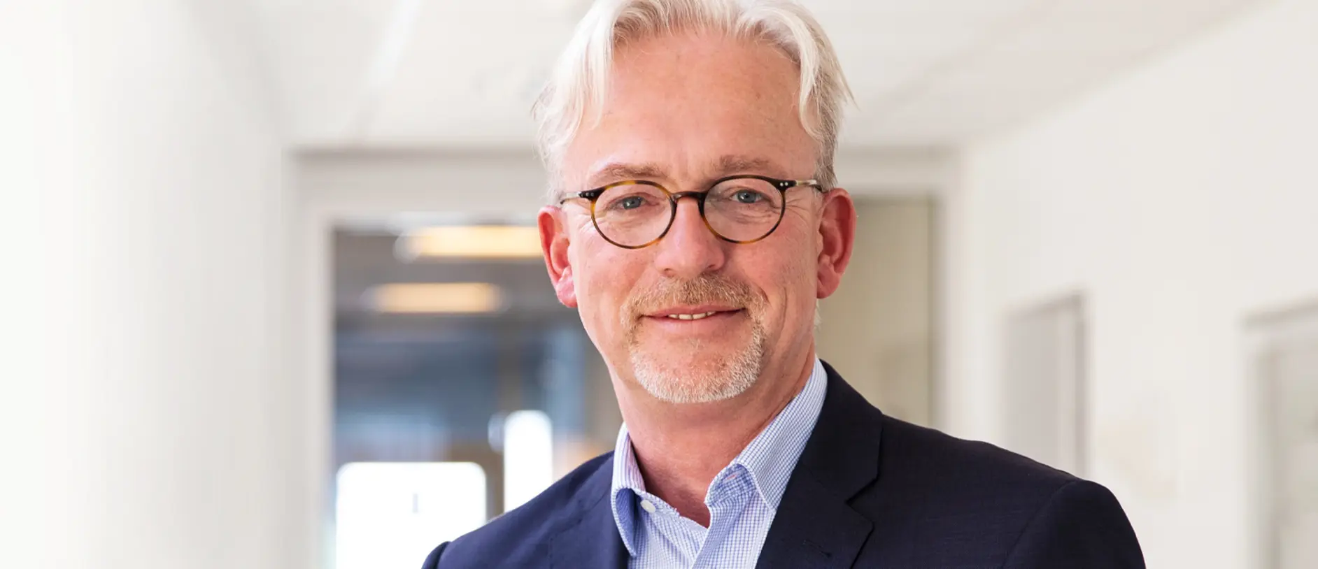 Freundlicher Herr mit Brille