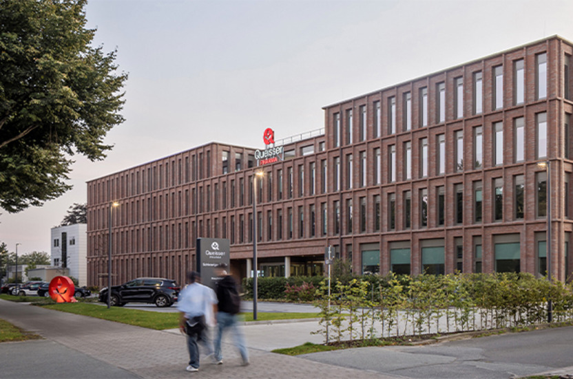 Foto der neuen Queisser Pharma Firmenzentrale,, genannt Queisser Campus, aus dem Jahr 2024
