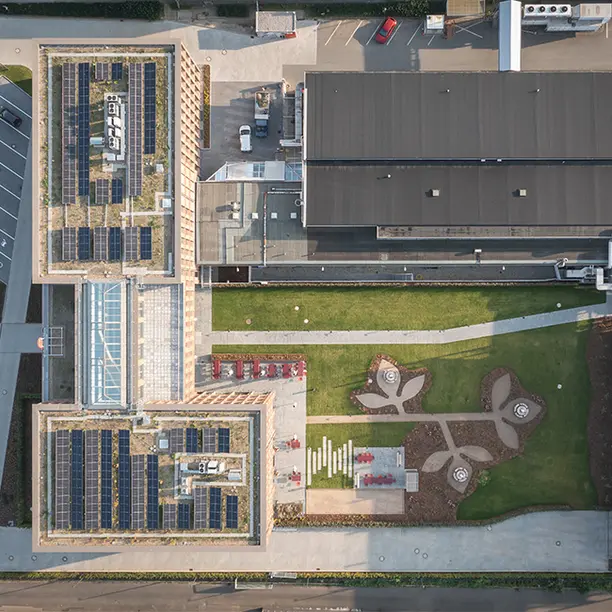 Moderne Firmenzentrale von Queisser Pharma mit Produktionsanlage und Innenhof aus der Vogelperspektive