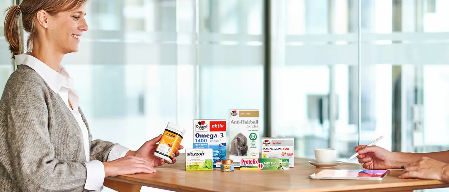 Zwei Personen besprechen Queisser-Produkte an einem Tisch