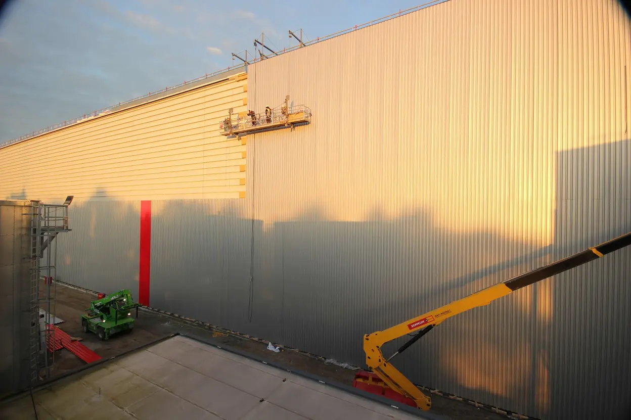 Bauarbeiten mit Hebebühnen an einem Lagergebäude
