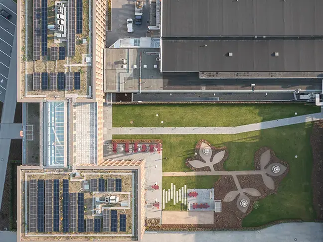 Draufsicht des Queisser Campus mit Grünflächen, begrünten Dächern und Solarpanelen