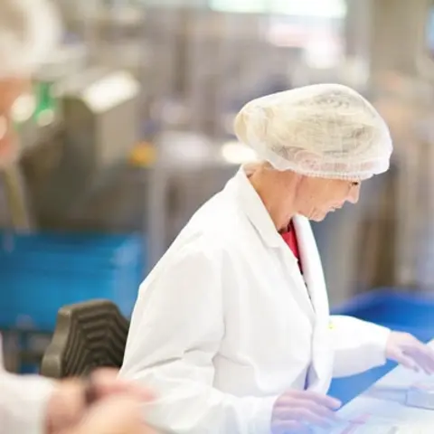 Arbeiter in Prüfung der Produktion