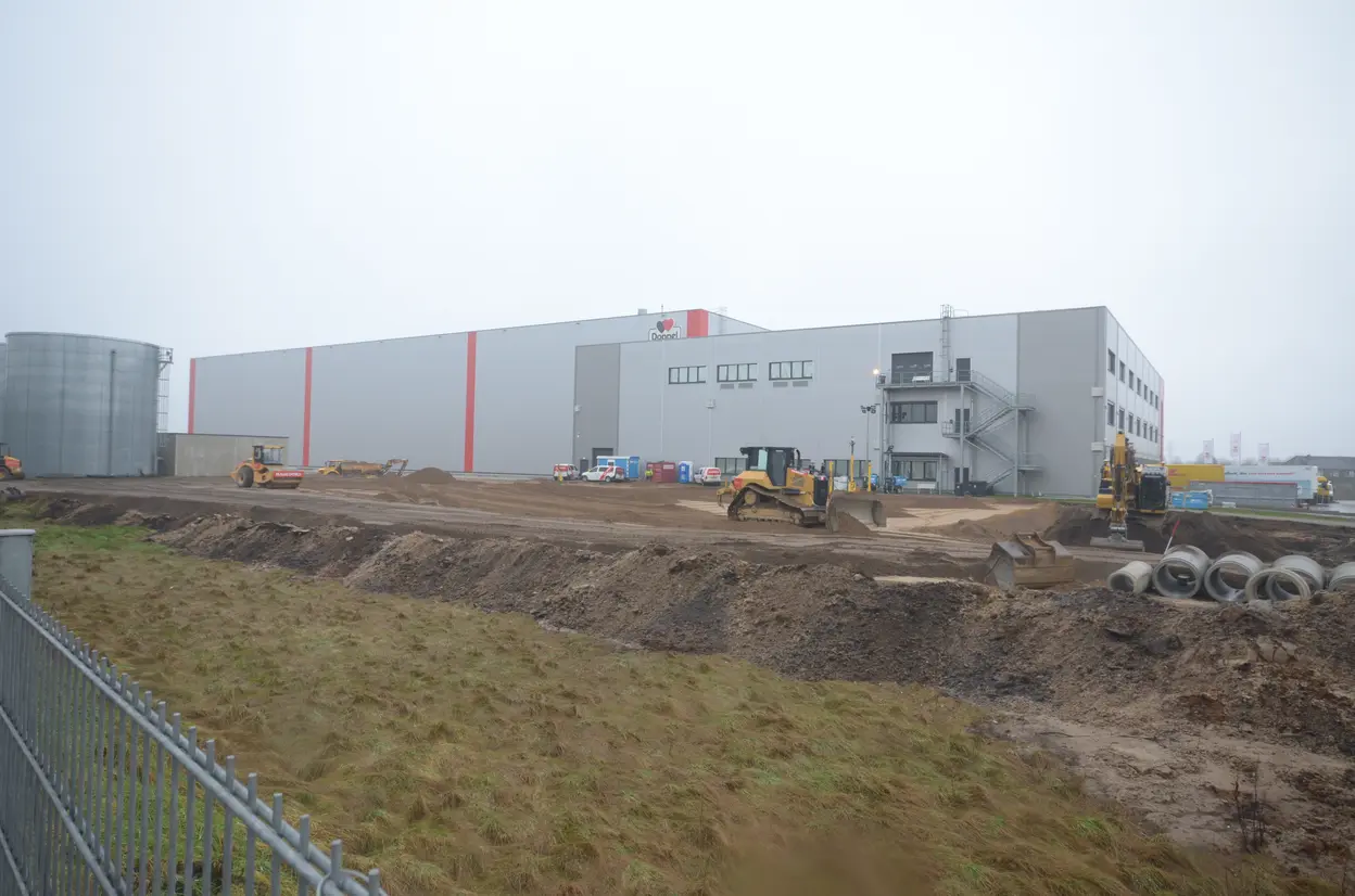 Bauarbeiten am Queisser-Logistikzentrum bei Nebelwetter mit Baggern und Planierraupen.