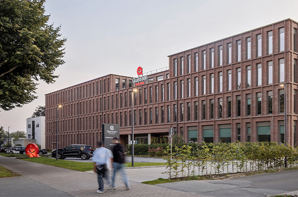 Moderne Firmenzentrale von Queisser Pharma 